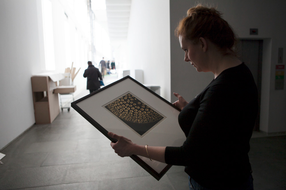 Accrochage de l'exposition "Laure Albin Guillot (1879-1962), l'enjeu classique" au Jeu de Paume. Paris, 18 février 2013.  © Julien Vidal / Parisienne de Photo / Roger-Viollet