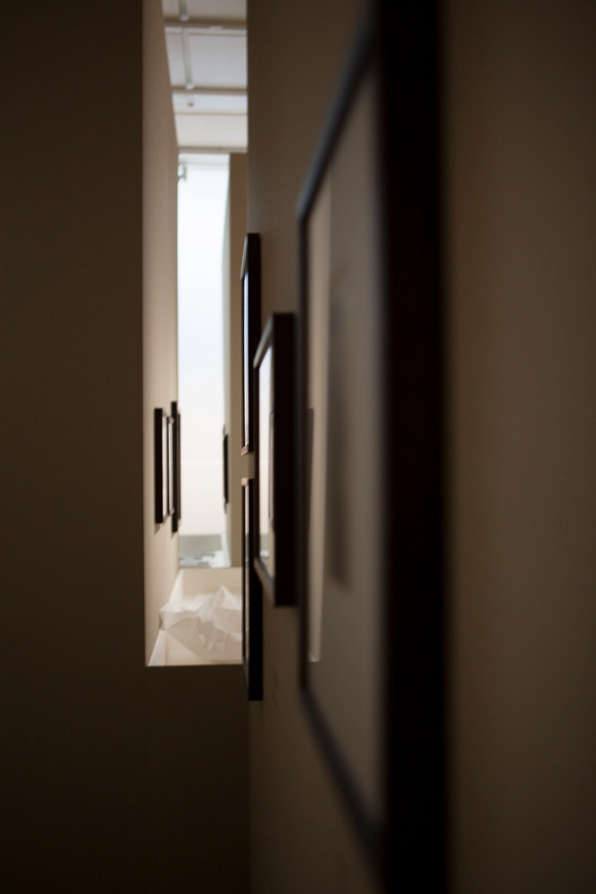 Accrochage de l'exposition "Laure Albin Guillot (1879-1962), l'enjeu classique" au Jeu de Paume. Paris, 18 février 2013.  © Julien Vidal / Parisienne de Photo / Roger-Viollet