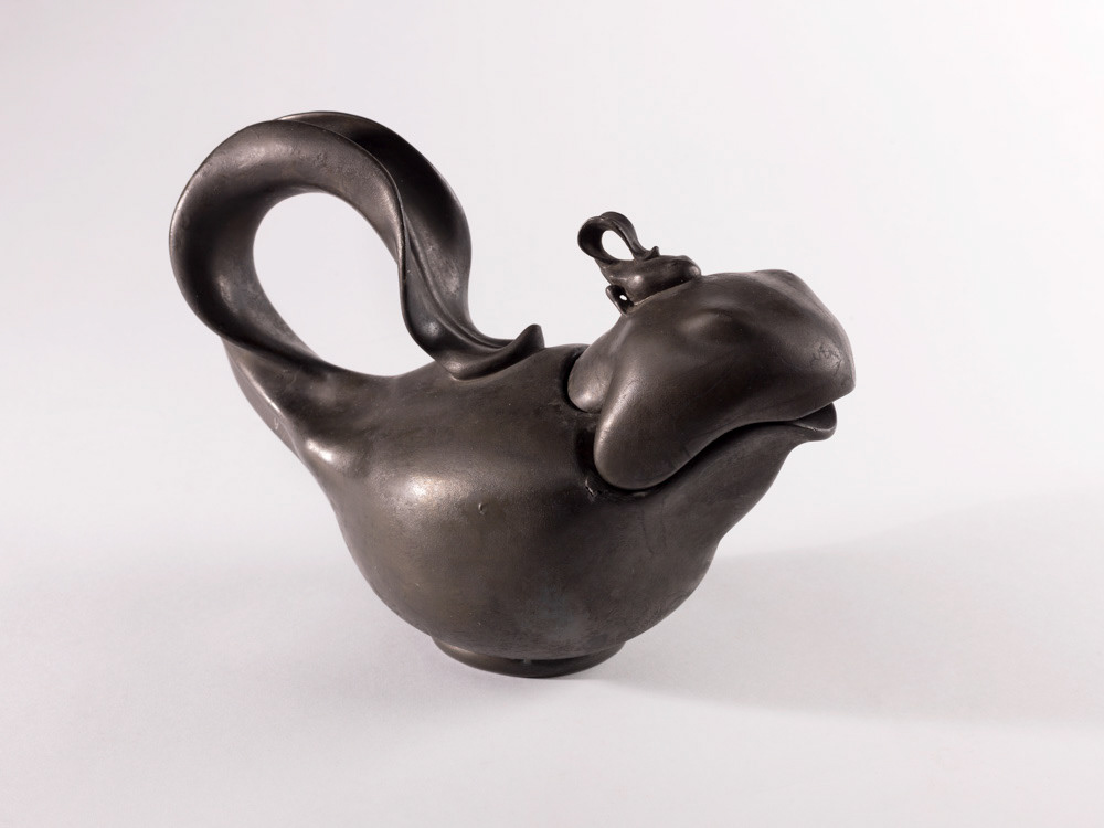 Roche, Pierre. "Théière Tétard". Étain. 1905. Musée des Beaux-Arts de la Ville de Paris, Petit Palais. © Julien vidal / Roger-Viollet