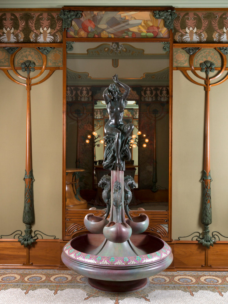 Auguste Félix Léonard Seysses (1862-1946). "Femme à sa toilette, fontaine de la joaillerie Fouquet". 1900. Paris, musée Carnavalet. © Julien vidal / Roger-Viollet