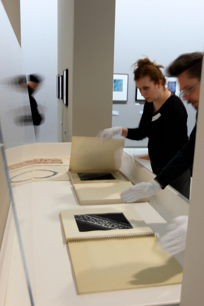 Accrochage de l'exposition "Laure Albin Guillot (1879-1962), l'enjeu classique" au Jeu de Paume. Paris, 18 février 2013.  © Julien Vidal / Parisienne de Photo / Roger-Viollet