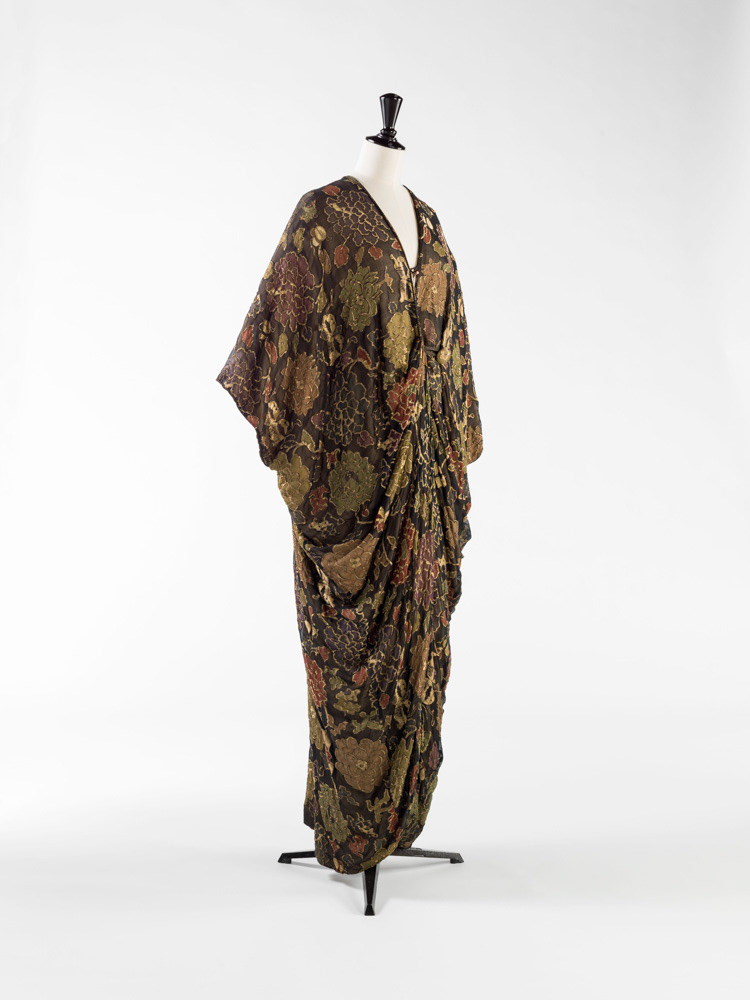 Babani. Manteau. Voile de soie noire imprimé. Fils métalliques or. Doublure en satin de soie blanc. Vers 1920. Galliera, musée de la Mode de la Ville de Paris. © Julien vidal / Roger-Viollet