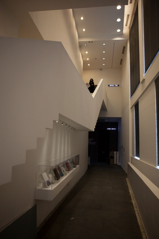 Accrochage de l'exposition "Laure Albin Guillot (1879-1962), l'enjeu classique" au Jeu de Paume. Paris, 18 février 2013.  © Julien Vidal / Parisienne de Photo / Roger-Viollet