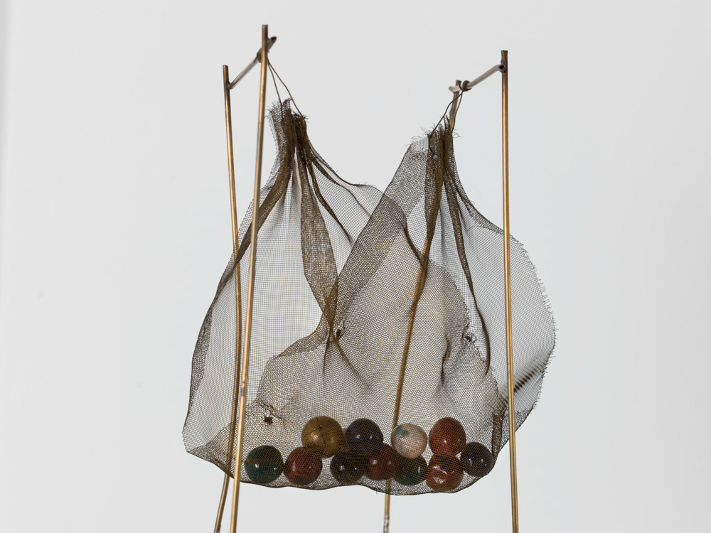 Fausto Melotti (1901-1986). "Il sacco". Laiton et céramique. 1969. Paris, musée d'Art moderne. © Julien vidal / Roger-Viollet