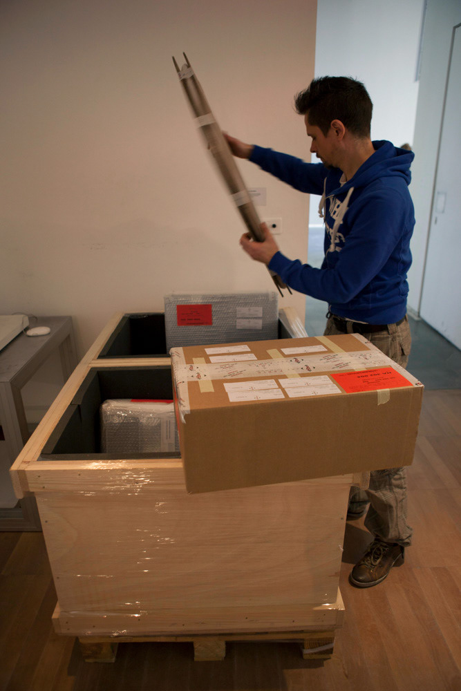 Accrochage de l'exposition "Laure Albin Guillot (1879-1962), l'enjeu classique" au Jeu de Paume. Paris, 18 février 2013.  © Julien Vidal / Parisienne de Photo / Roger-Viollet