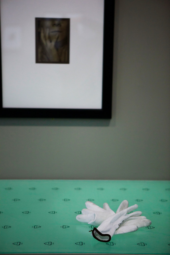 Accrochage de l'exposition "Laure Albin Guillot (1879-1962), l'enjeu classique" au Jeu de Paume. Paris, 18 février 2013.  © Julien Vidal / Parisienne de Photo / Roger-Viollet