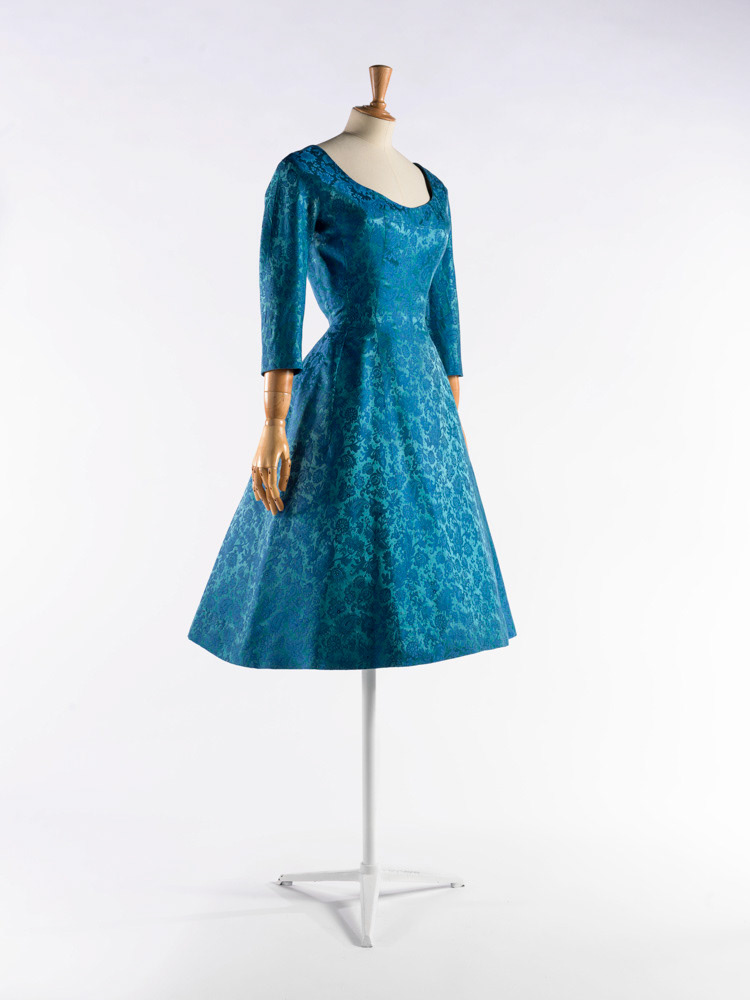 Garde-robe de Dalida. Jean Dessès (1904-1970). Robe et fond de robe. Satin façonné bleu turquoise à décor bleu nuit, fond en taffetas de soie parme, doublé de crin marine, volants de tulle turquoise. 1959. Galliera, musée de la Mode de la Ville de Paris. © Julien vidal / Roger-Viollet