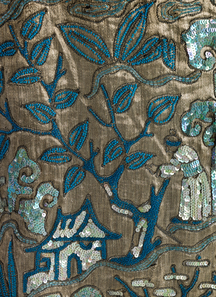 Manteau du soir. Lamé or ; broderies de paillettes, de tubes bleus, et de perles bleues. Lacet de fils métalliques. Vers 1925. Galliera, musée de la Mode de la Ville de Paris. © Julien vidal / Roger-Viollet