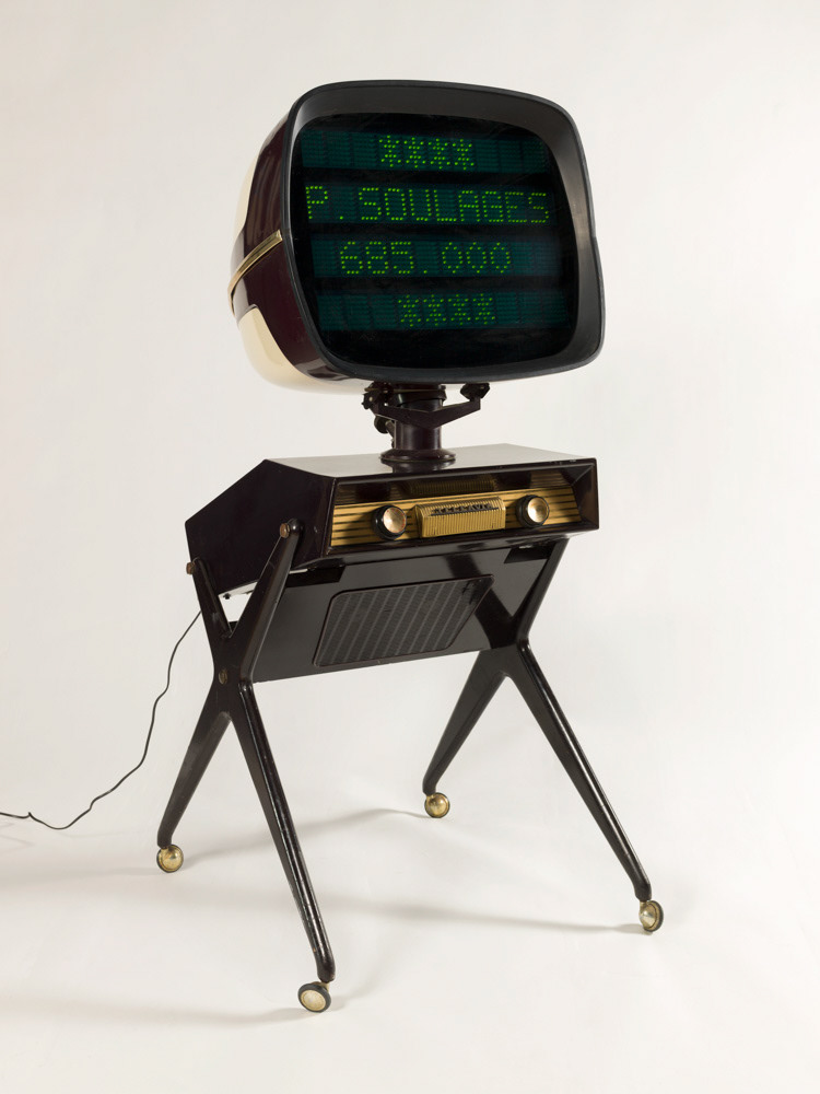 Présence Panchounette. "Lieux de l'état, état des lieux". Téléviseur et programme. 1990. Paris, fonds municipal d'art contemporain. © Julien vidal / Roger-Viollet