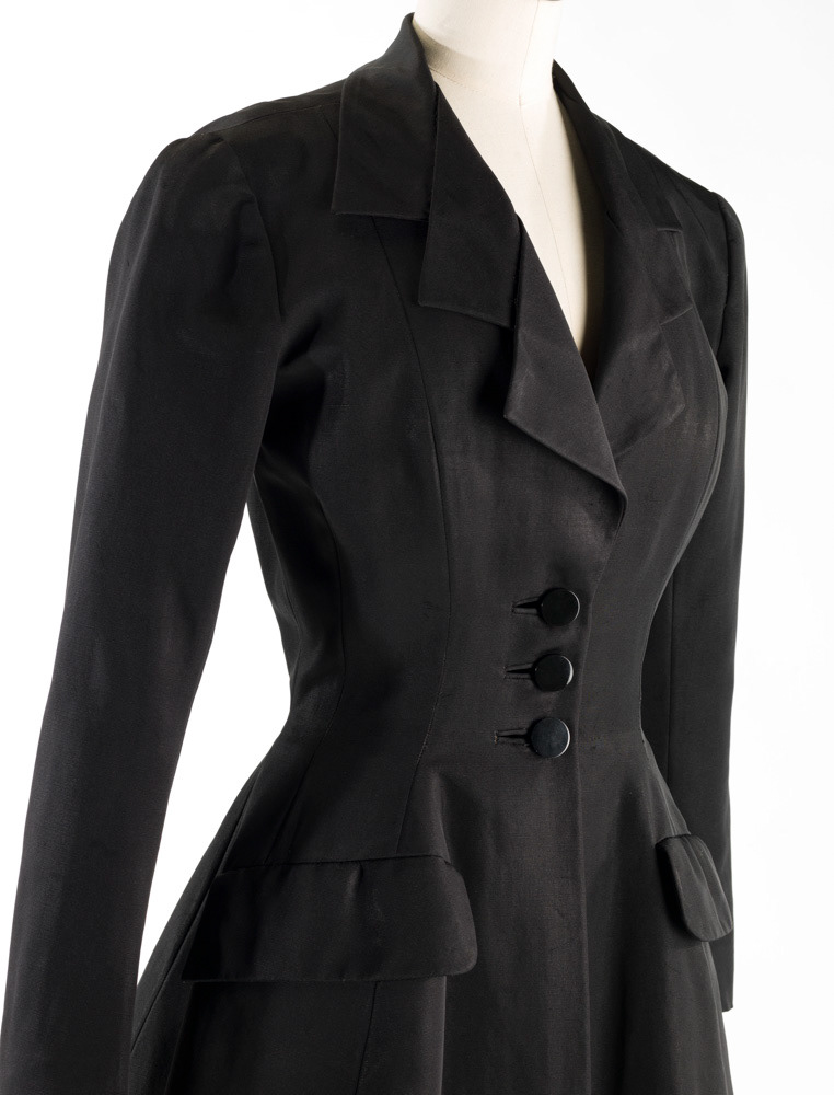 Cristobal Balenciaga (1895-1972). Manteau-redingote. Cannelé de soie noir, doublure noire, 3 boutons plastique noir. 1949-1950. Galliera, musée de la Mode de la Ville de Paris. © Julien vidal / Roger-Viollet