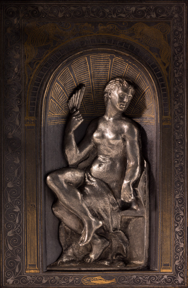 Alfred Gauvin. "Les Sept Péchés capitaux". Fer damasquiné, or, argent. Musée des Beaux-Arts de la Ville de Paris, Petit Palais. © Julien vidal / Roger-Viollet