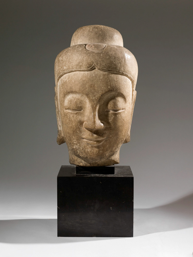 "Grande tête de Buddha". Marbre. Paris, musée Cernuschi. © Julien vidal / Roger-Viollet