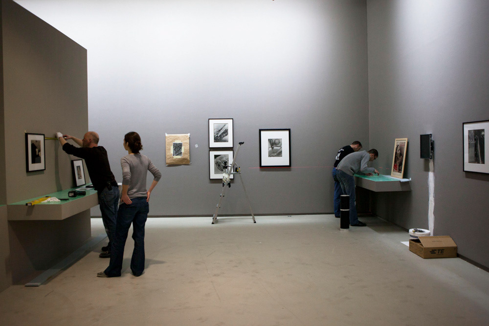 Accrochage de l'exposition "Laure Albin Guillot (1879-1962), l'enjeu classique" au Jeu de Paume. Paris, 18 février 2013.  © Julien Vidal / Parisienne de Photo / Roger-Viollet