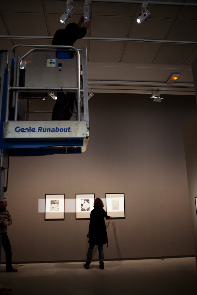 Accrochage de l'exposition "Laure Albin Guillot (1879-1962), l'enjeu classique" au Jeu de Paume. Paris, 18 février 2013.  © Julien Vidal / Parisienne de Photo / Roger-Viollet