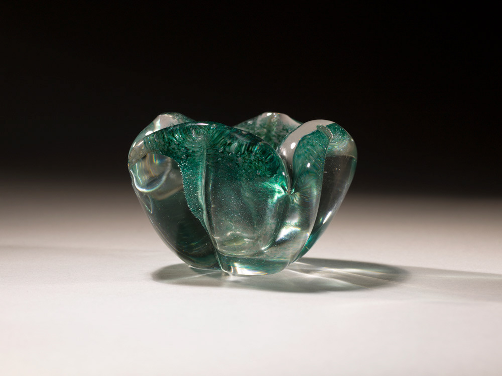 MARINOT Maurice. "Petite coupe vert de mer". Verre travaillé à chaud en fleur. vers 1934. Paris, musée d'Art moderne. © Julien vidal / Roger-Viollet