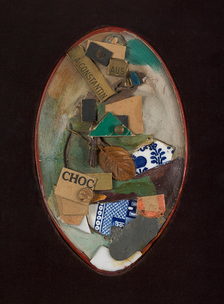 Kurt Schwitters (1887-1948). "Miroir-collage". Huile, plâtre et collage d'objets divers sur miroir. Vers 1920-1922. Paris, musée d'Art moderne. © Julien Vidal / Roger-Viollet