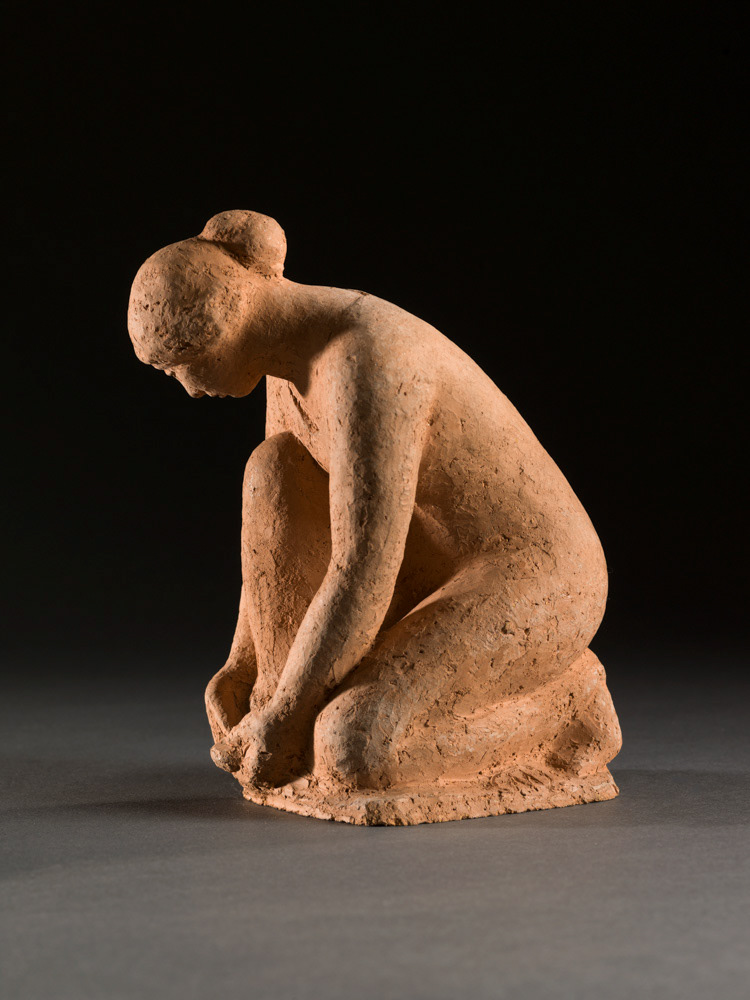 Maillol, Aristide. "Femme agenouillée tenant son pied droit". Terre cuite. 1918. Musée des Beaux-Arts de la Ville de Paris, Petit Palais. © Julien Vidal / Roger-Viollet