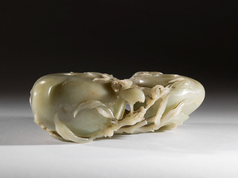 Inconnu. "Coupe en double pêche de la longévité". jade. époque Ming (XIVe-XVIIe). Musée des Beaux-Arts de la Ville de Paris, Petit Palais. © Julien vidal / Roger-Viollet