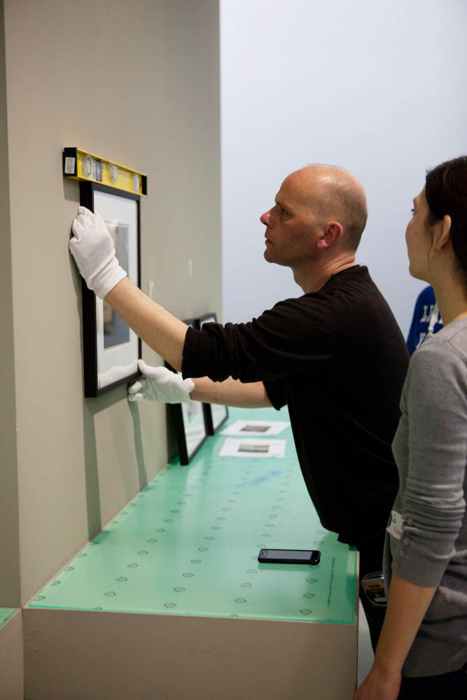 Accrochage de l'exposition "Laure Albin Guillot (1879-1962), l'enjeu classique" au Jeu de Paume. Paris, 18 février 2013.  © Julien Vidal / Parisienne de Photo / Roger-Viollet