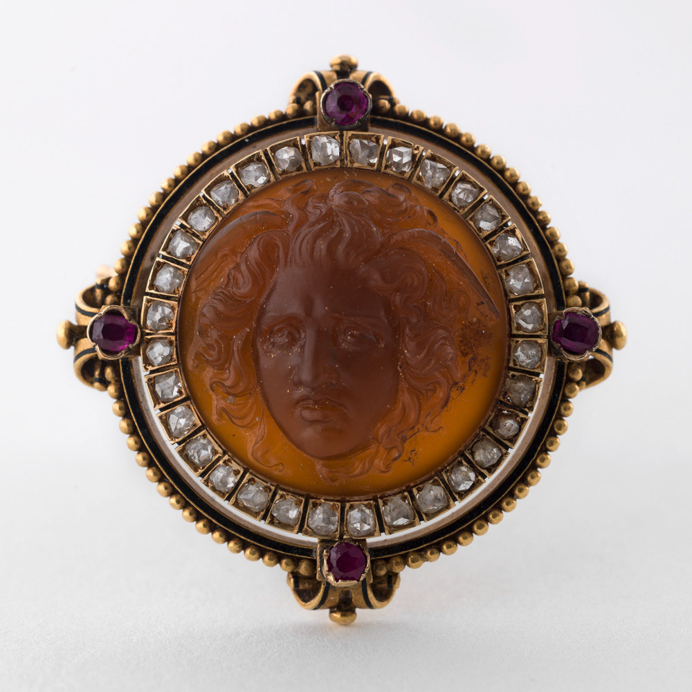 Auguste Fannière (1818-1900) et Joseph Fannière (1820-1897). Broche tête de Méduse. Citrine, rubis, diamants, or et émail. Vers 1865-1870. Musée des Beaux-Arts de la Ville de Paris, Petit Palais. © Julien vidal / Roger-Viollet