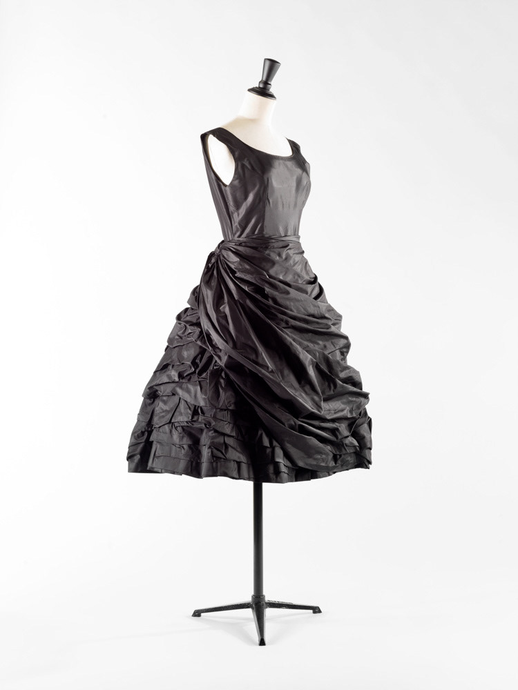 Cristobal Balenciaga (1895-1972). Robe "Eisa". Taffetas de soie, noir, bouillonnés, pan froncé. 1950. Galliera, musée de la Mode de la Ville de Paris. © Julien vidal / Roger-Viollet