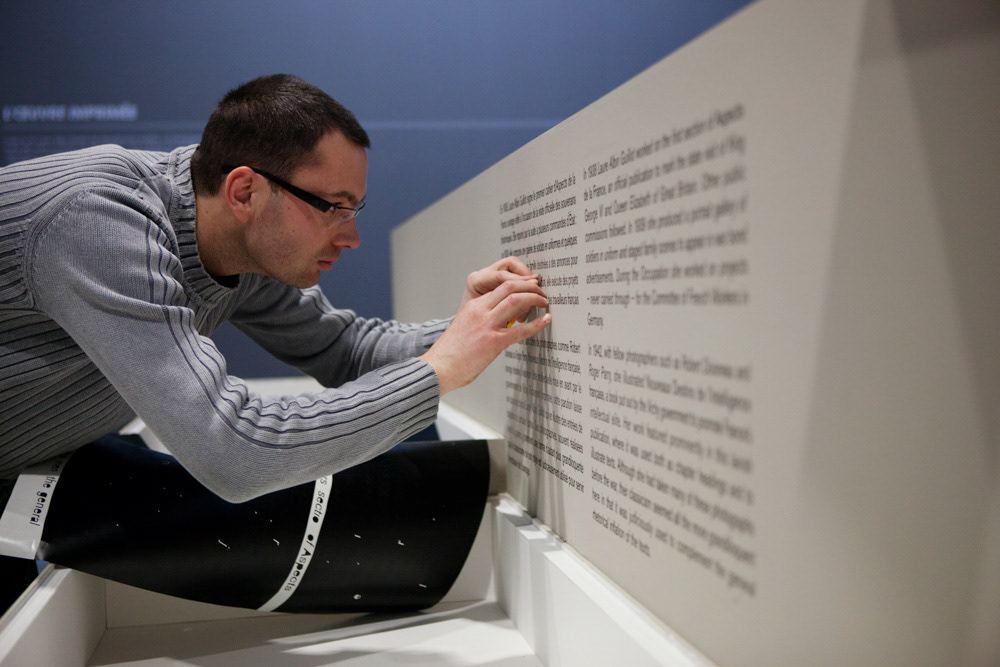 Accrochage de l'exposition "Laure Albin Guillot (1879-1962), l'enjeu classique" au Jeu de Paume. Paris, 18 février 2013.  © Julien Vidal / Parisienne de Photo / Roger-Viollet