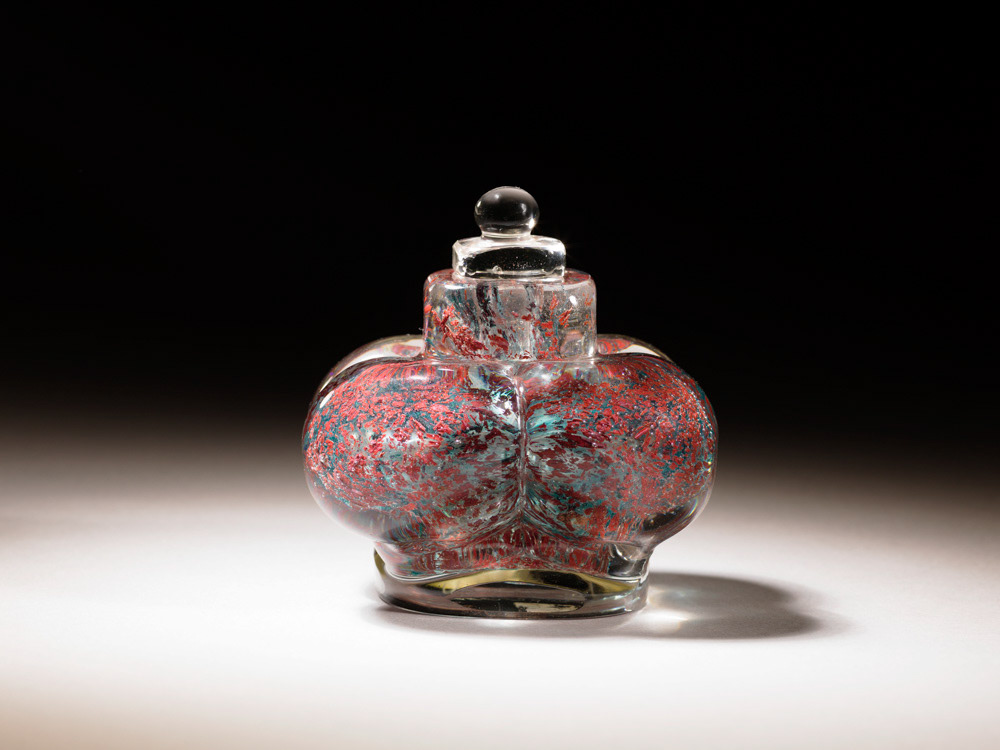 MARINOT Maurice. "Flacon Petit flacon à socle, en forme de couronne royale". Verre. 1934. Paris, musée d'Art moderne. © Julien vidal / Roger-Viollet