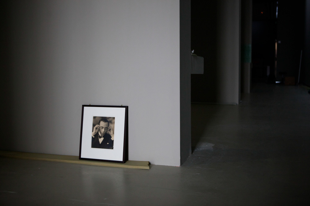 Accrochage de l'exposition "Laure Albin Guillot (1879-1962), l'enjeu classique" au Jeu de Paume. Paris, 18 février 2013.  © Julien Vidal / Parisienne de Photo / Roger-Viollet