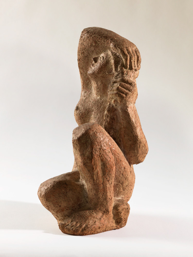 BARBEZAT Marc. "Femme accroupie". Terre cuite patinée. vers 1955. Paris, musée d'Art moderne.  © Julien vidal / Roger-Viollet