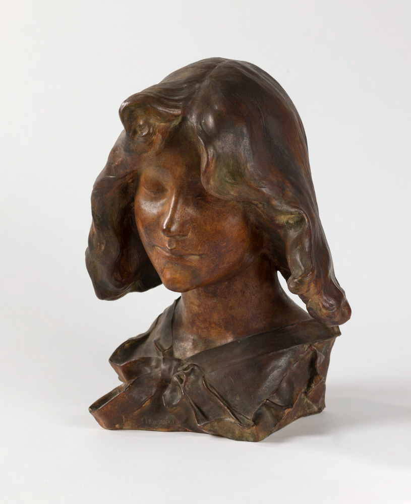 Fix-Masseau. "Femme aux rubans". Terre cuite patinée. 1901. Musée des Beaux-Arts de la Ville de Paris, Petit Palais. © Julien vidal / Roger-Viollet