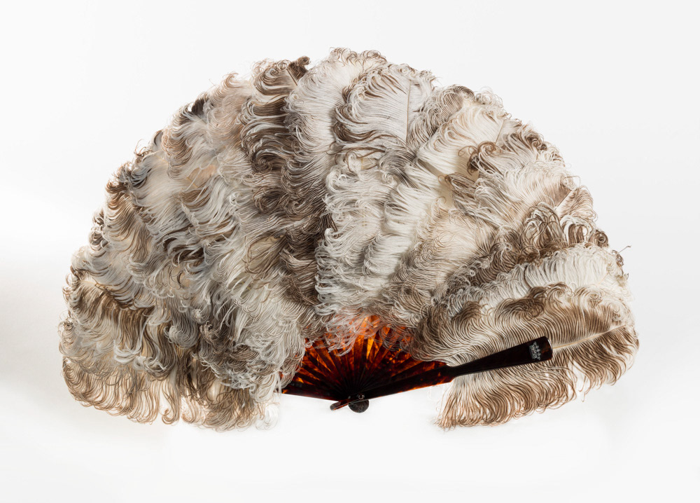 Eventail pliant. Plumes d'autruche chinées, écaille brune, ornement en argent ou vermeil dédoré ornés de diamants, rubis et émeraudes. 1878. Galliera, musée de la Mode de la Ville de Paris. © Julien vidal / Roger-Viollet