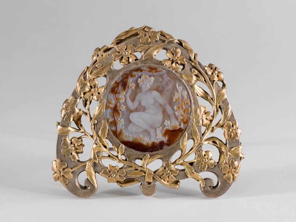 Lemaire, Georges. "L'Automne". Camée sur sardonyx à trois couches avec sa monture en argent doré. 1898. Musée des Beaux-Arts de la Ville de Paris, Petit Palais. © Julien vidal / Roger-Viollet