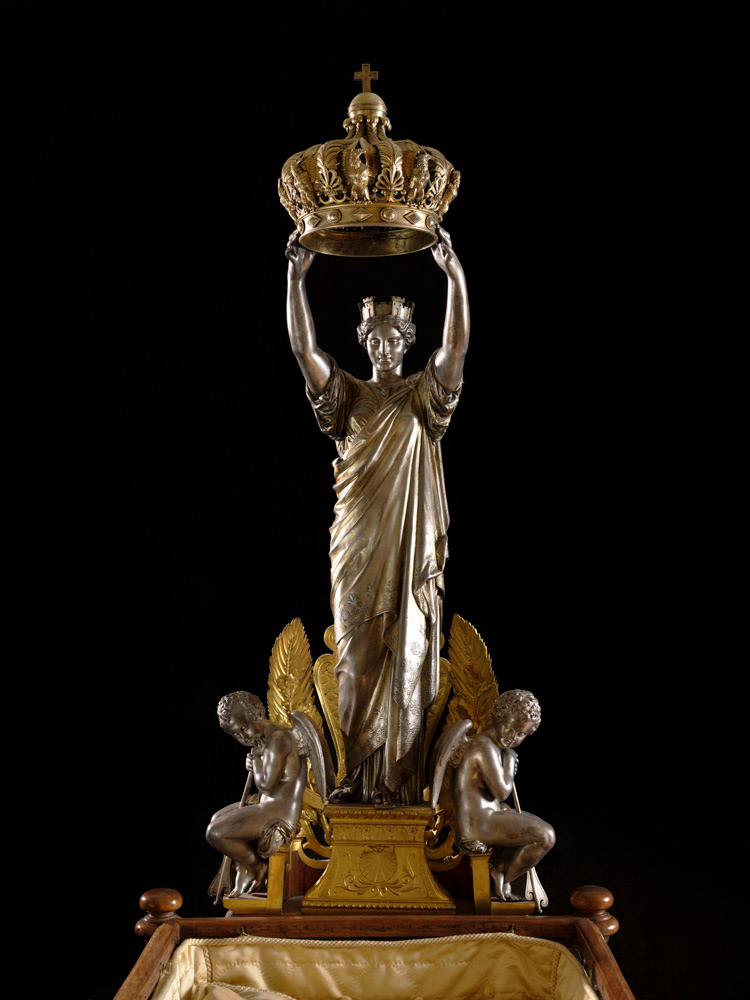 Guillaume Grohé (1808-1885), ébéniste, Emile Froment-Meurice (1837-1913), orfèvre, d'après des dessins de Victor Baltard (1805-1874). "Berceau du prince impérial Louis-Napoléon (1856-1879)". Bois de rose, vermeil, argent, émaux. 1856. Paris, musée Carnavalet. © Julien vidal / Roger-Viollet