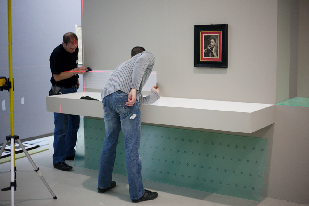 Accrochage de l'exposition "Laure Albin Guillot (1879-1962), l'enjeu classique" au Jeu de Paume. Paris, 18 février 2013.  © Julien Vidal / Parisienne de Photo / Roger-Viollet