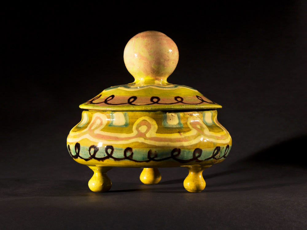 DANGAR Anne. "Légumier". Terre cuite vernissée. vers 1938. Paris, musée d'Art moderne. © Julien vidal / Roger-Viollet