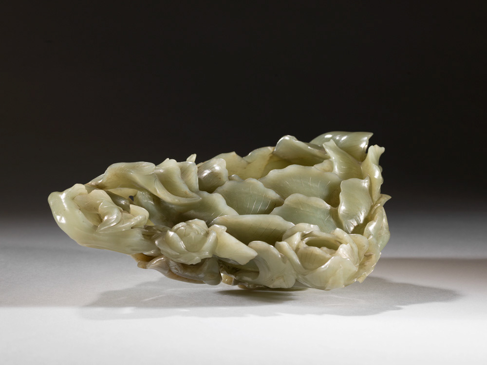 Inconnu. "Coupe Pivoine". jade. 17e siècle. Musée des Beaux-Arts de la Ville de Paris, Petit Palais. © Julien vidal / Roger-Viollet