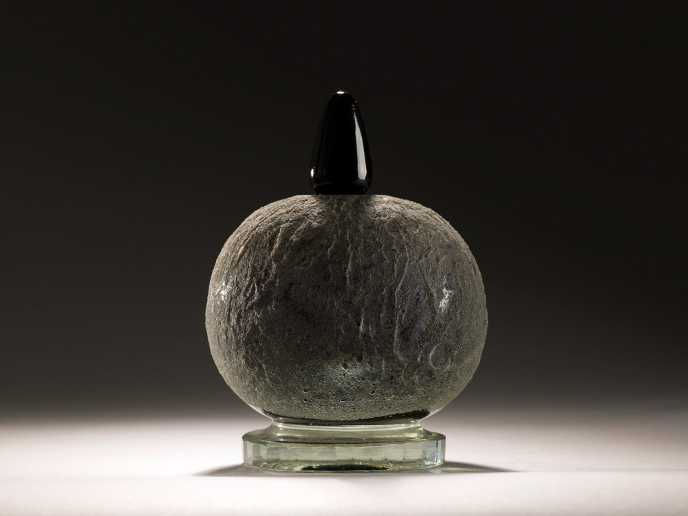 DUMOULIN Georges. "Flacon". Verre noir givré. Paris, musée d'Art moderne. © Julien vidal / Roger-Viollet