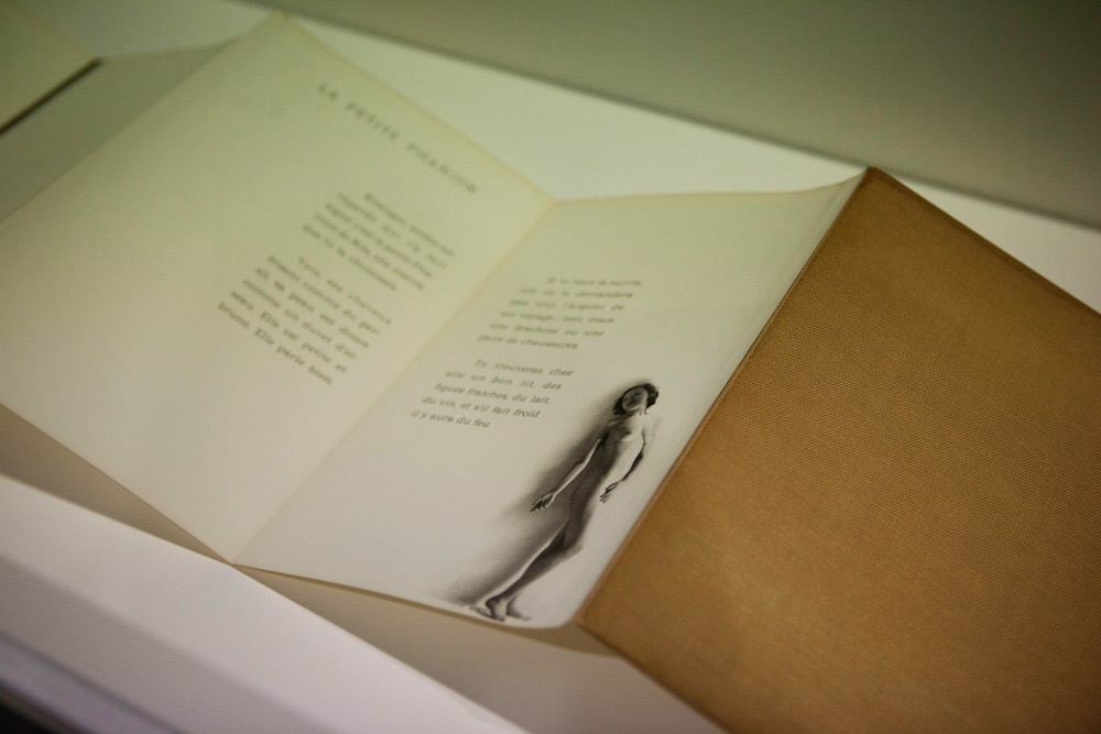 Accrochage de l'exposition "Laure Albin Guillot (1879-1962), l'enjeu classique" au Jeu de Paume. Paris, 18 février 2013.  © Julien Vidal / Parisienne de Photo / Roger-Viollet