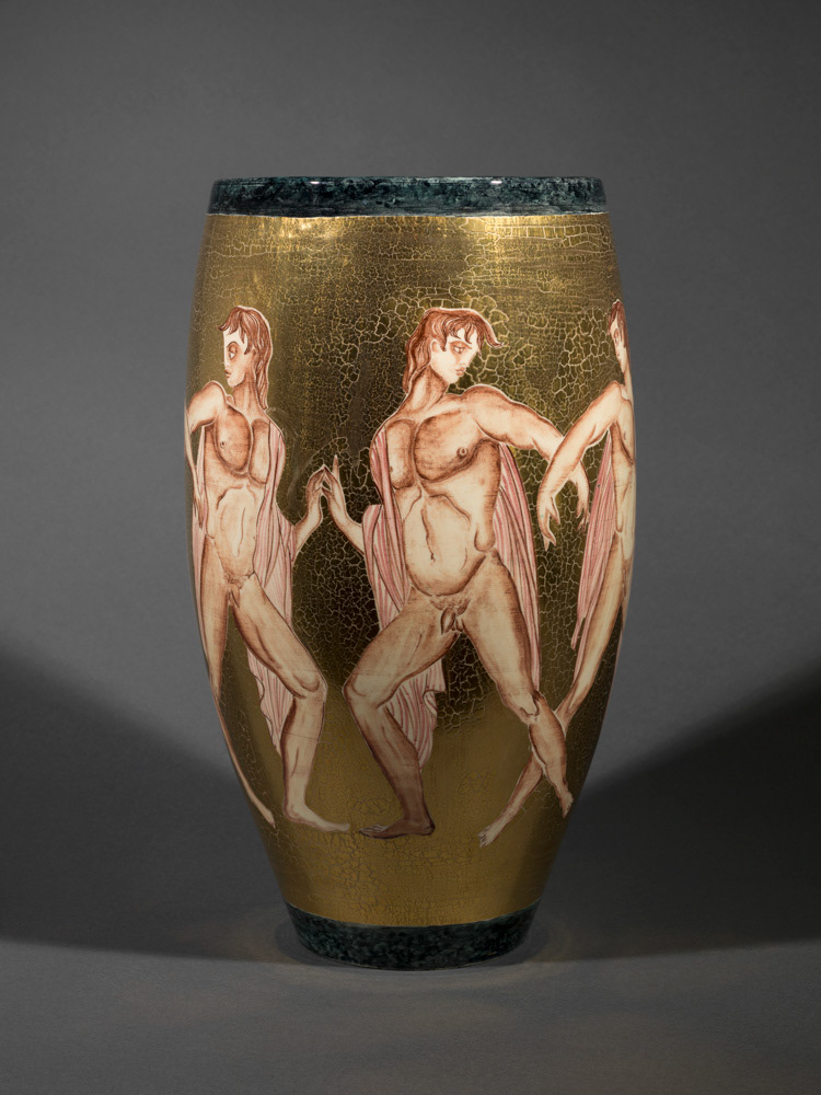 MOURIER André. "Vase". Céramique rose et rehauts d'or. Paris, musée d'Art moderne. © Julien vidal / Roger-Viollet