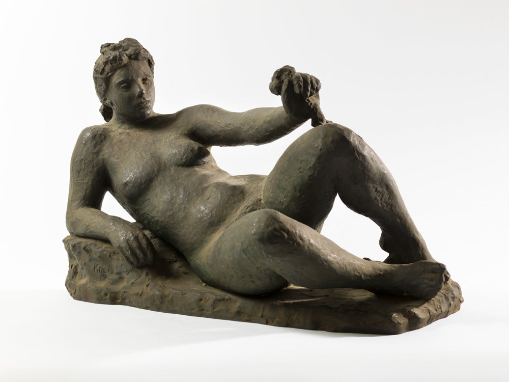 KRETZ Léopold. "Nu couché". Bronze. vers 1949. Paris, musée d'Art moderne.  © Julien vidal / Roger-Viollet