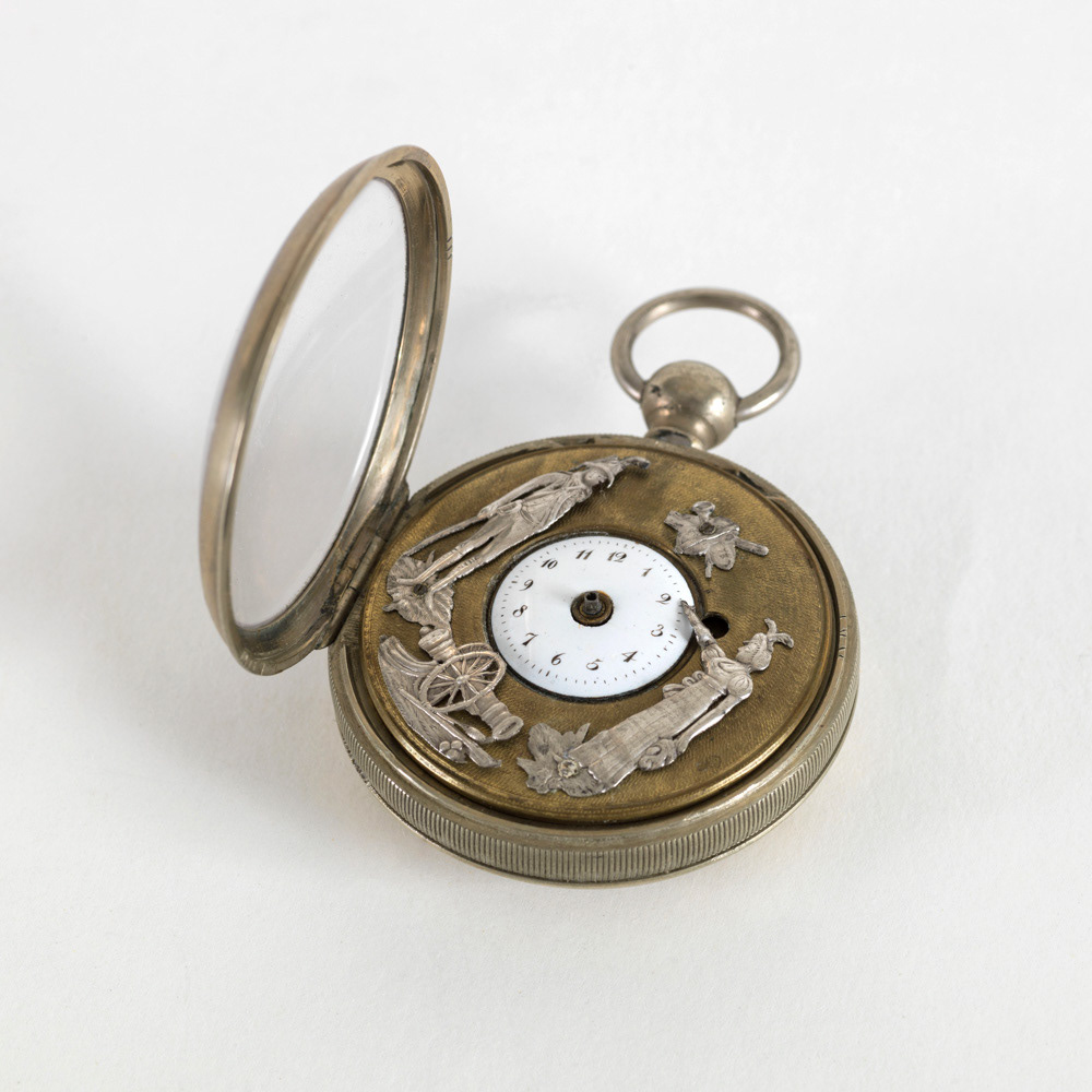 Anonyme. Montre de poche ; une femme et un soldat. Acier, cadran cuivre, figures en argent. Directoire. Paris, musée Carnavalet. © Julien vidal / Roger-Viollet