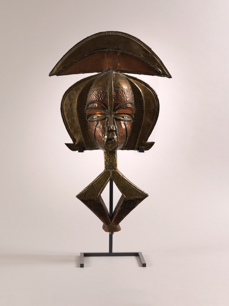 Anonyme (Haut-Ogooué, Kota). "Figure de reliquaire". Bois, cuivre, laiton et fer. Paris, musée d'Art moderne. © Julien vidal / Roger-Viollet