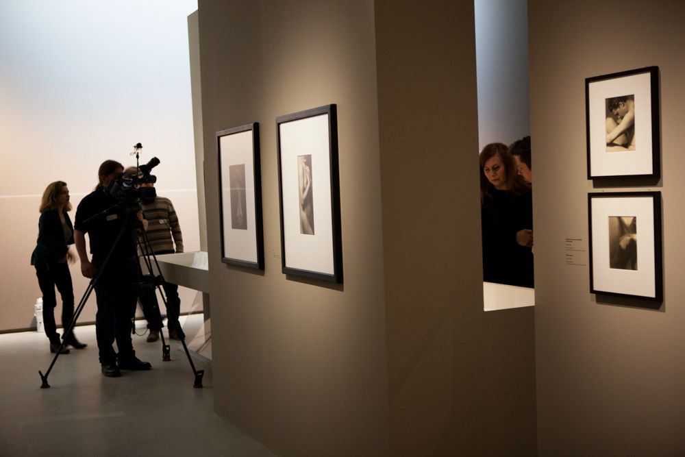 Accrochage de l'exposition "Laure Albin Guillot (1879-1962), l'enjeu classique" au Jeu de Paume. Paris, 18 février 2013.  © Julien Vidal / Parisienne de Photo / Roger-Viollet
