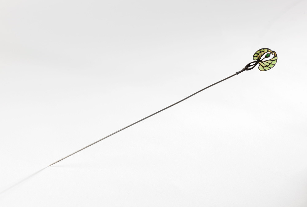 Malleval (Fernande). "Epingle à chapeau". Argent, émail et pierres vertes. Musée des Beaux-Arts de la Ville de Paris, Petit Palais. © Julien vidal / Roger-Viollet