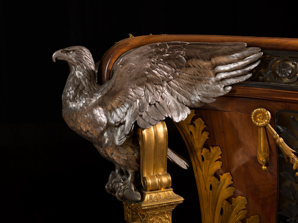 Guillaume Grohé (1808-1885), ébéniste, Emile Froment-Meurice (1837-1913), orfèvre, d'après des dessins de Victor Baltard (1805-1874). "Berceau du prince impérial Louis-Napoléon (1856-1879)". Bois de rose, vermeil, argent, émaux. 1856. Paris, musée Carnavalet. © Julien vidal / Roger-Viollet