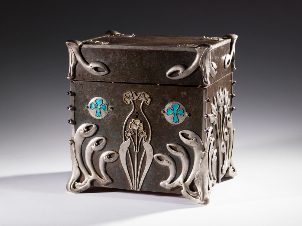 Jacquin, Georges-Arthur. "Coffret". Plaque de fer montées sur une âme de bois, décor en argent et argent doré, partiellement émaillé, cabochons en verre aux angles. 1900. Musée des Beaux-Arts de la Ville de Paris, Petit Palais© Julien vidal / Roger-Viollet.