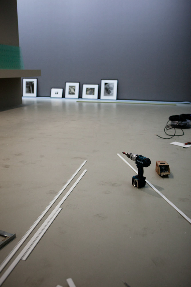 Accrochage de l'exposition "Laure Albin Guillot (1879-1962), l'enjeu classique" au Jeu de Paume. Paris, 18 février 2013.  © Julien Vidal / Parisienne de Photo / Roger-Viollet