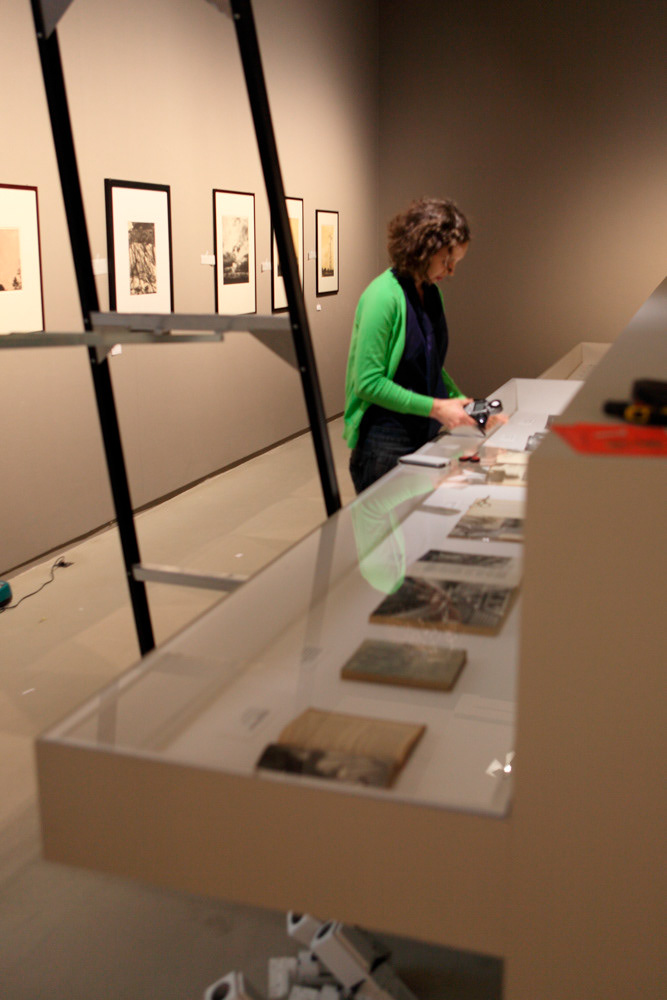 Accrochage de l'exposition "Laure Albin Guillot (1879-1962), l'enjeu classique" au Jeu de Paume. Paris, 18 février 2013.  © Julien Vidal / Parisienne de Photo / Roger-Viollet