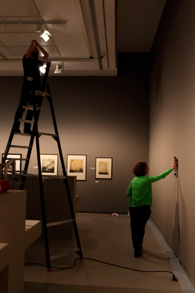 Accrochage de l'exposition "Laure Albin Guillot (1879-1962), l'enjeu classique" au Jeu de Paume. Paris, 18 février 2013.  © Julien Vidal / Parisienne de Photo / Roger-Viollet