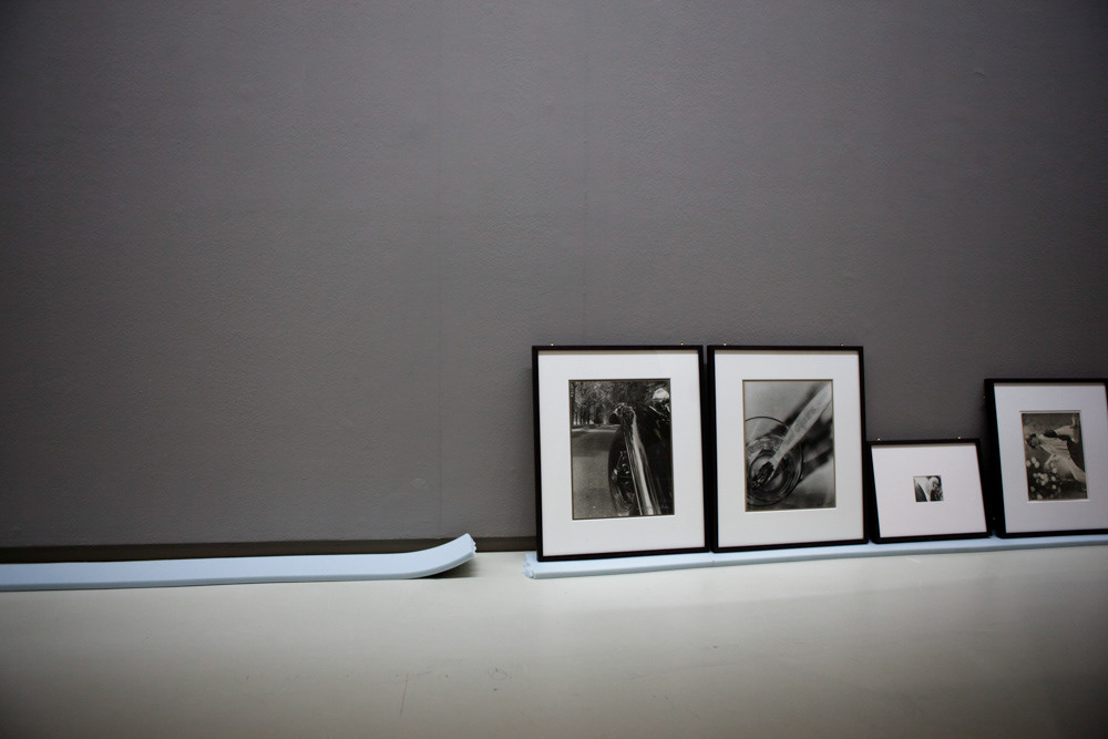 Accrochage de l'exposition "Laure Albin Guillot (1879-1962), l'enjeu classique" au Jeu de Paume. Paris, 18 février 2013.  © Julien Vidal / Parisienne de Photo / Roger-Viollet